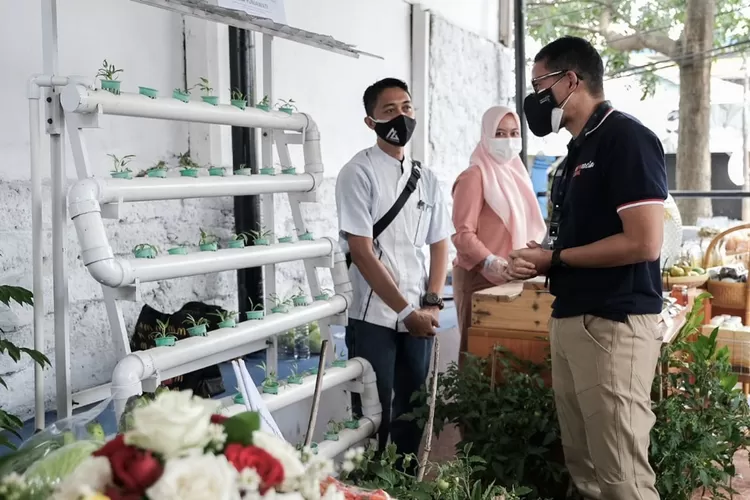 Menparekraf Sandiaga Uno (kanan) saat meninjau pelaku usaha ekonomi kreatif di Cimahi Jawa Barat. DOK. Kemenparekraf