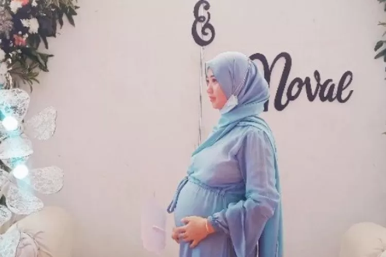 Gaya foto ibu hamil saat usia kandungan 8 bulan (Nurhakiki)