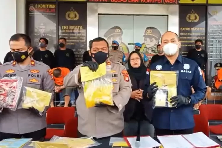 Kasatnarkoba Polres Tangerang Selata  tengah tunjukan barang bukti. (Instagram/@humaspolrestangsel)