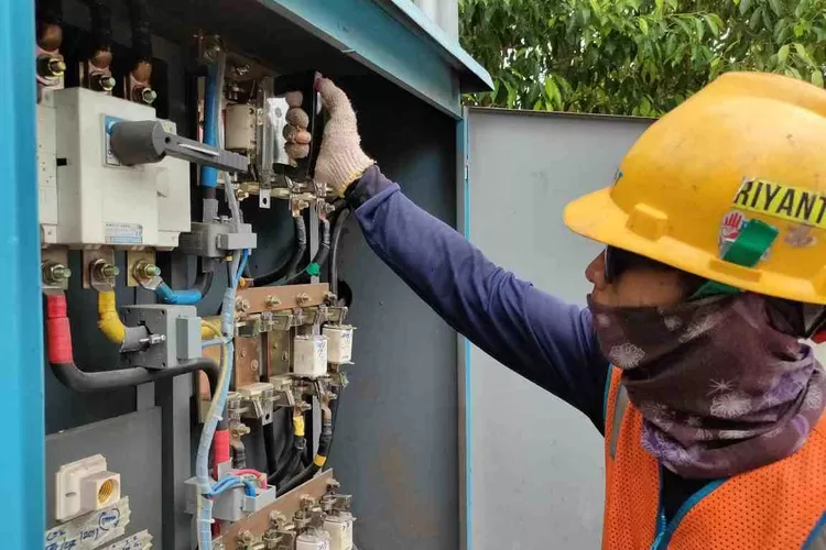 Ilustrasi. Seorang petugas PLN memasang NH Fuse pada sebuah gardu sebagai bagian dari pemeliharaan jaringan listrik seperti yang dilakukan PLN Yogya pada hari ini, 13 September 2021 di beberapa wilayah di DIY. (infopublik.id/purba andika)