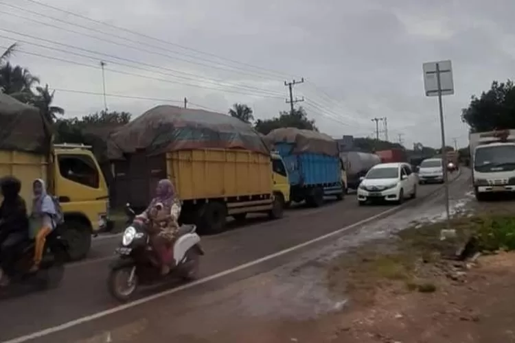 Truk angkutan batubara (klikanggaran/annuza)