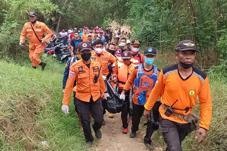  Korban saat dievakuasi setelah ditemukan sekitar 1 km dari lokasi tenggelam (14/09/2021) (Nanang AN)