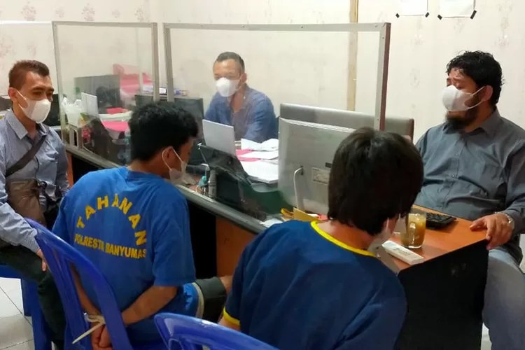 Dua pelaku persetubuhan sedarah saat menjalani pemeriksaan di Unit PPA Satreskrim Polresta Banyumas.  (ANTARA/HO-Polresta Banyumas)