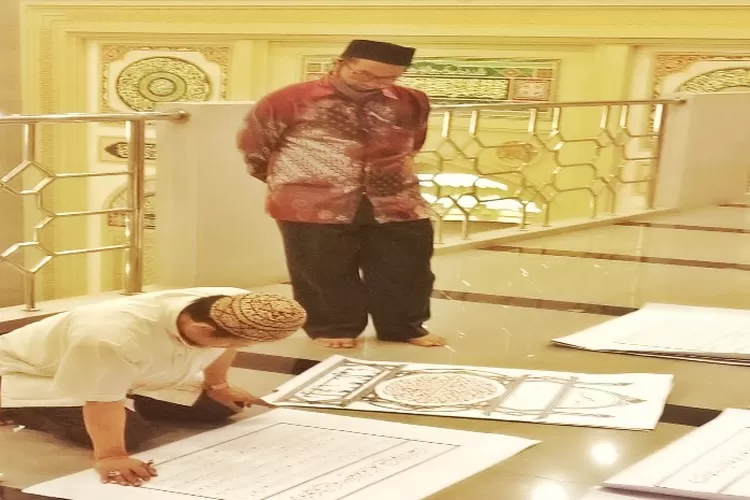 Ade Sarmil Ketua LPTQ Kots Bogor melihat- lihat peserta Cabang Kaligrafi (bogor.times.com)
