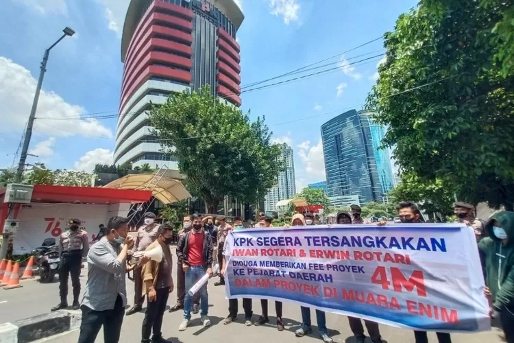 Sejumlah massa mendatangi gedung KPK terkait Rentetan Korupsi berjamaah di Muara Enim  (Visioner)