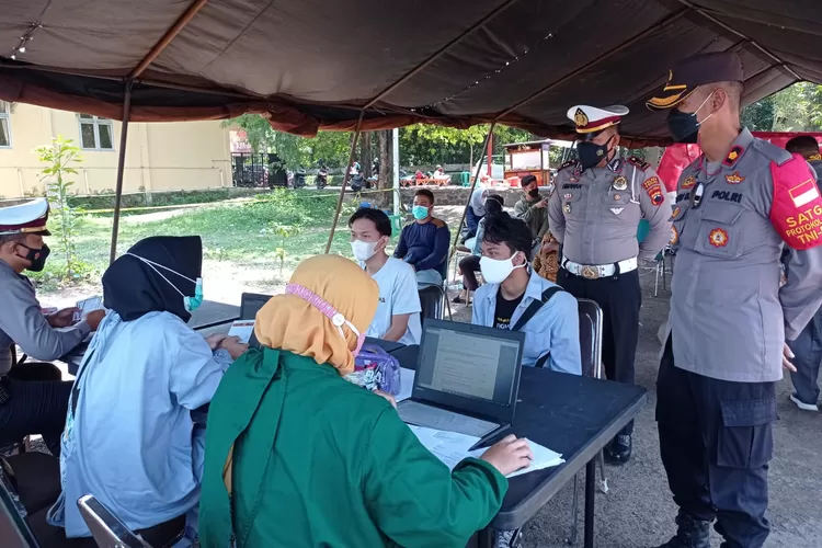 Wakapolres Tegal Kompol Didi Dewantara didampingi Kasatlantas AKP Dwi Himawan Candra saat meninjau pelaksanaan vaksinasi HUT Lalu lintas  di lapangan Kalibiruk, Slawi, Kabupaten Tegal, Sabtu, 18 September 2021. (K.Wijayanto)