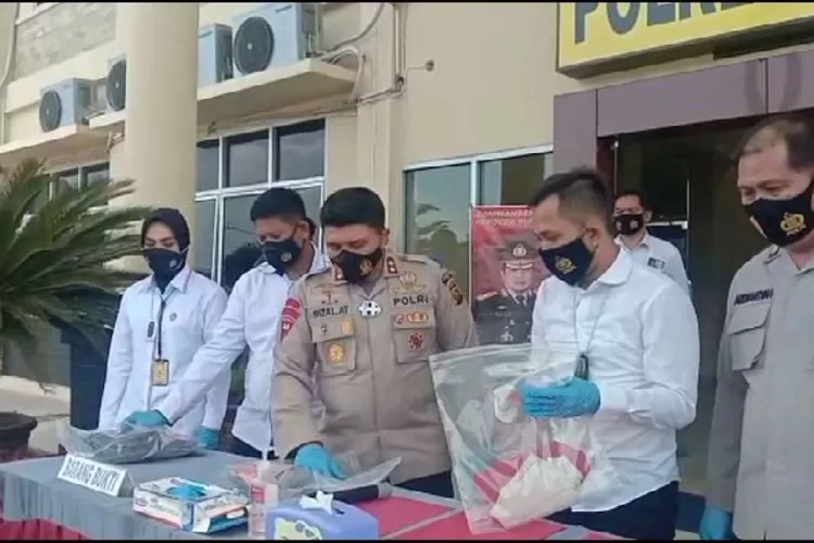 Polres PALI Memberikan keterangan kasus kakek 15 cucu cabuli tiga bocah di bawah umum, Senin 20 September 2021 (Iwan Fasha)