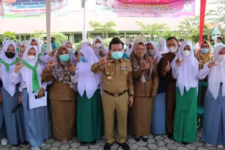  Gubernur Jambi Al Haris bersama murid-murid SMK 1 Merangin (dok. Diskominfo Jambi)