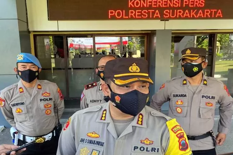 Kepala Polres Kota Surakarta Kombes Pol Ade Safri Simanjutak saat memberikan keterangan kasus penipuan arisan online di Mapolresta Surakarta.  (ANTARA/Bambang Dwi Marwoto.)