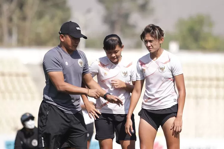 Pelatih Timnas Putri Rudy Eka Priyambada memberikan arahan kepada pemainnya. (Foto: pssi.org)