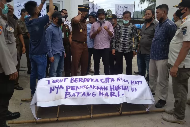 Aksi damai Akram di Kejaksaan Negeri Batang Hari (klikanggaran/anuza)