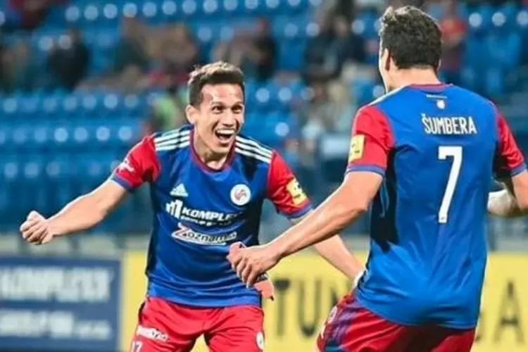 Egy Maulana Vikri merayakan gol yang diciptakan rekan setimnya di FK Senica. (Instagram/@senica.id)