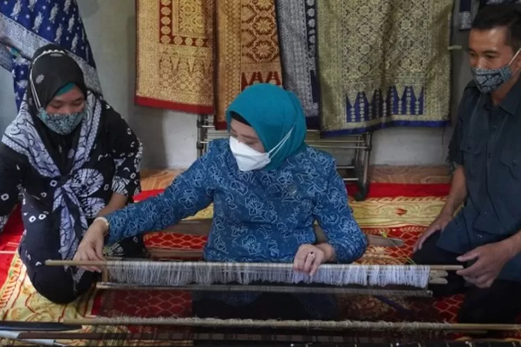 TP PKK OKI Geliatkan Tenun Daerah untuk Pulihkan Ekonomi (Dok.DiskominfoOKI)