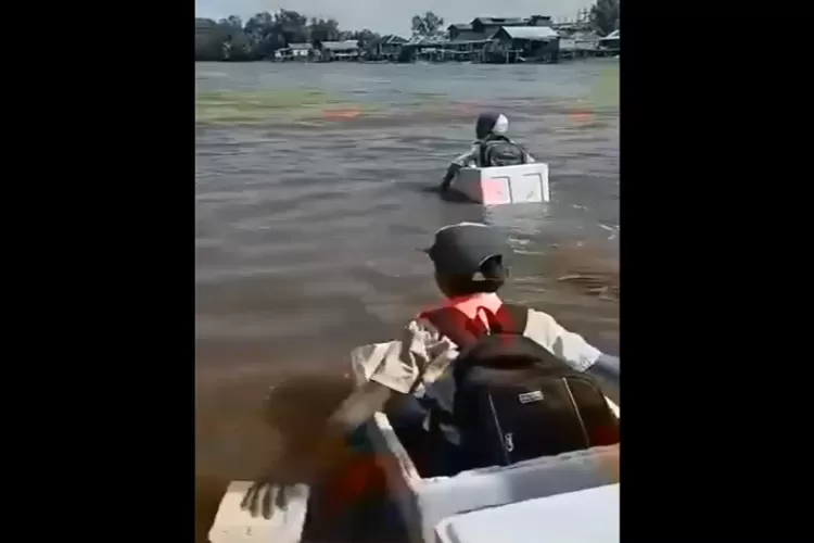 Video anak sekolah menyeberangi sungai menggunakan styrofoam di Kabupaten OKI yang sempat viral di media sosial (Iwan Fasha)