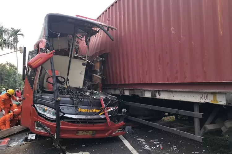 Kondisi bus usai menghantam kontainer parkir di Jalan Wates.  (Foto: dokumentasi Polres Kulon Progo)