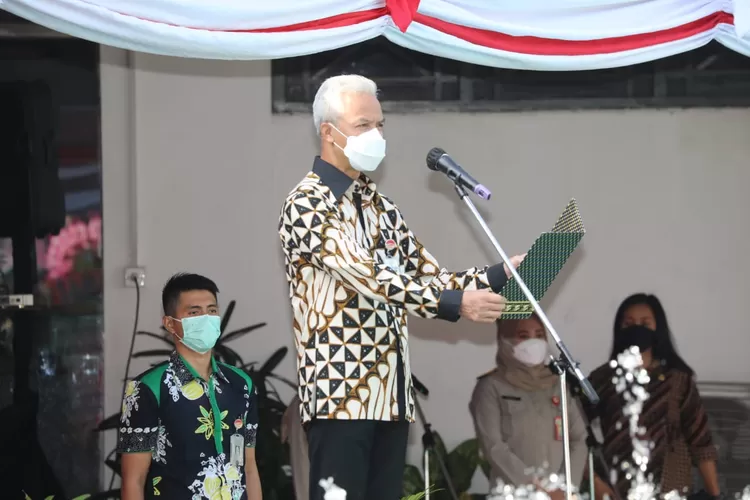 Gubernur Jawa Tengah, Ganjar Pranowo saat membacakan sambutan upacara dalam rangka peringatan Hari Agraria dan Tata Ruang Nasional 2021 di halaman Kantor Wilayah ATR/BPN Jawa Tengah, Semarang, Jumat, 24 September 2021 (Humas Pemprov Jateng)