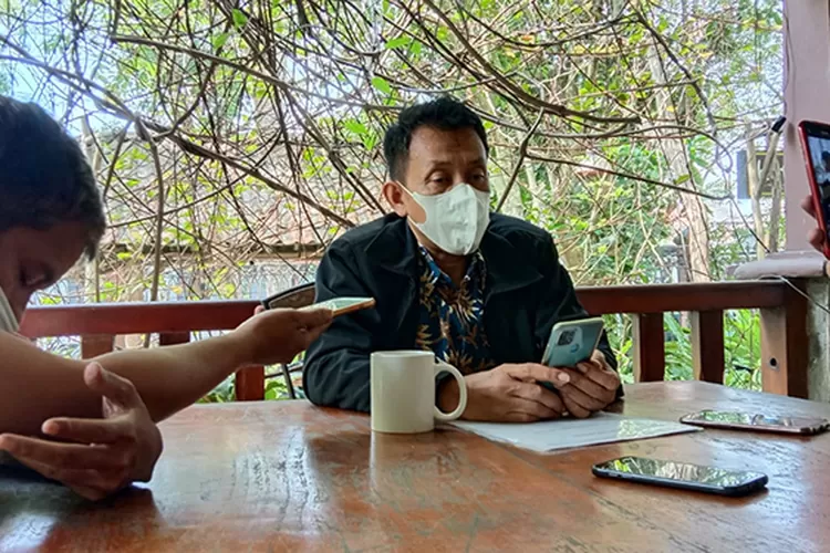 Visnu Hadi Prihananto SH, kuasa hukum dari tersangka kasus arisan fiktif online saat memberikan keterangan kepada para wartawan di Salatiga.  (Foto: Dok Pribadi)