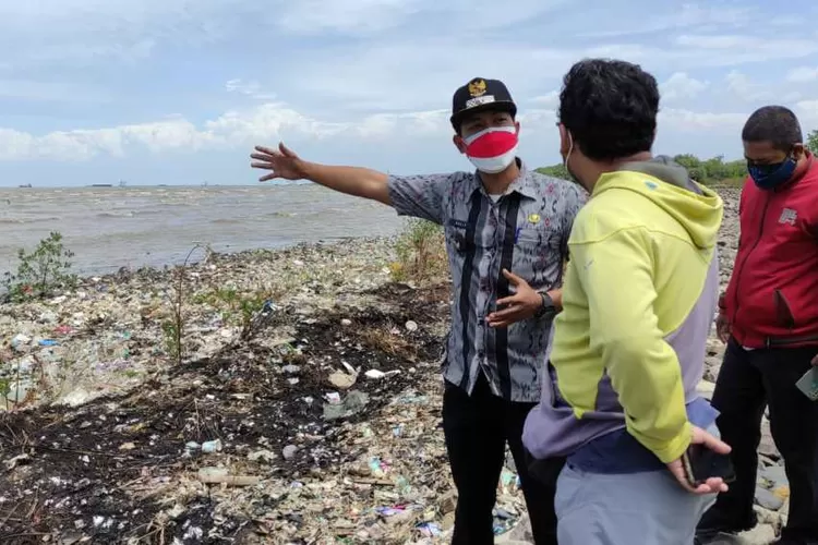 Lurah Kesenden, Ruliyanto saat meninjau pengerukan sedimentasi dan penumpukan sampah di Pantai Kesenden. (Humas Pemda Kota Cirebon)