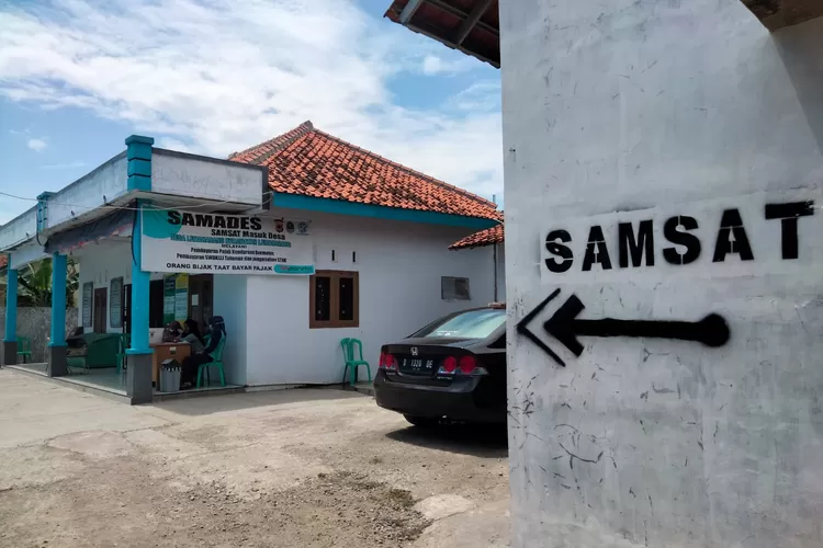 Layanan Samsat Keliling, Samsat Masuk Desa dan Samsat Gendong memudahkan masyarakat dalam membayar pajak. (Mentari Samana)