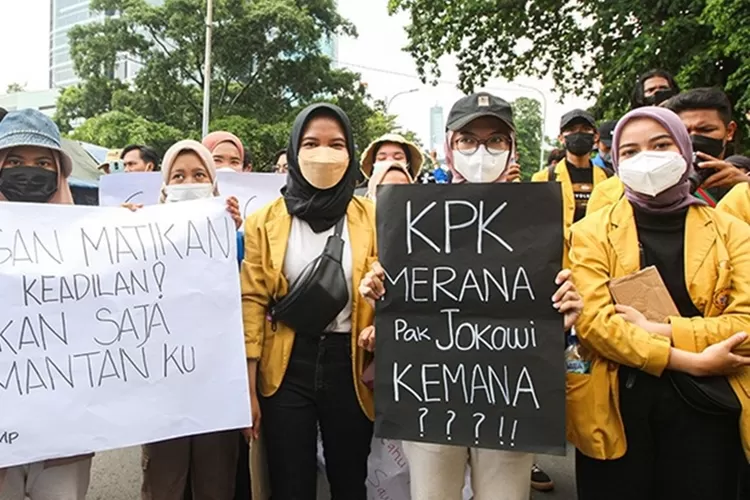 Demo BEM SI menuntut Presiden Jokowi menyelamatkan KPK dengan menarik kembali 57 pegawai KPK korban TWK.   (iNews.id-MPI/Aldhi Chandra) 