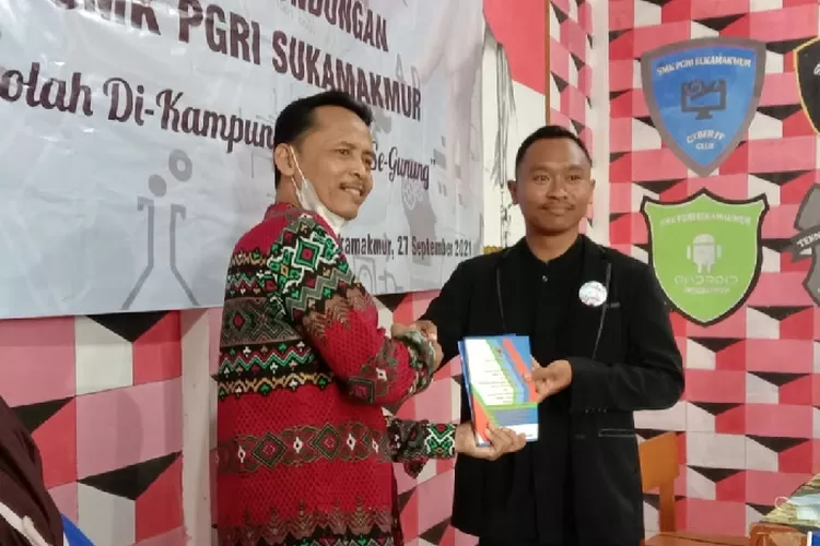 Narasumber Workshop SMK PGRI Sukamakmur, Wakil KPAD Kabupaten Bogor, Waspada, S.Ag, MM diberikan Penghargaan (Rosyka/Bogor Times)