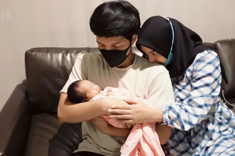 Atta Halilintar yang sedang menggendong Baby Aurel ditemani sang istri Aurel Hermansyah. (Tangkap layar YouTube AH/Pikiran Rakyat Depok)