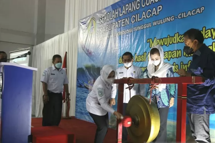 Kepala BMKG Dwikorita Karnawati membuka Sekolah Lapang Cuaca Nelayan (SLCN) di Cilacap, Jawa Tengah, Selasa (28/9/2021). ( (ANTARA/HO-BMKG))