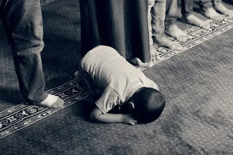 ilusrasi gambar anak kecil sedang shalat (pixabay.com/id/photos/anak-berdoa-muslim-islam-keyakinan-1077793/)