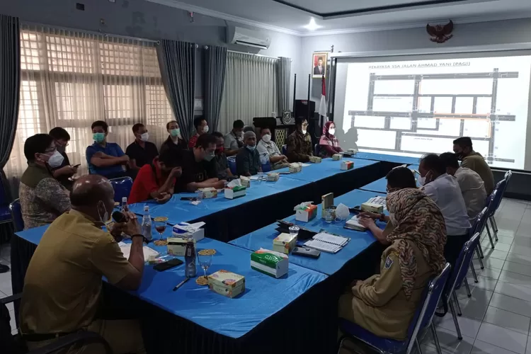 Pertemuan antara Sekda Kota Tegal, Dinas PUPR Kota Tegal, Dinas Perhubungan Kota Tegal, Satpol PP bersama para penghuni dan pelaku usaha Jalan Ahmad Yani di Kantor Dinas Koperasi dan Perdagangan, Senin petang, 27 September 2021. (K.Wijayanto)