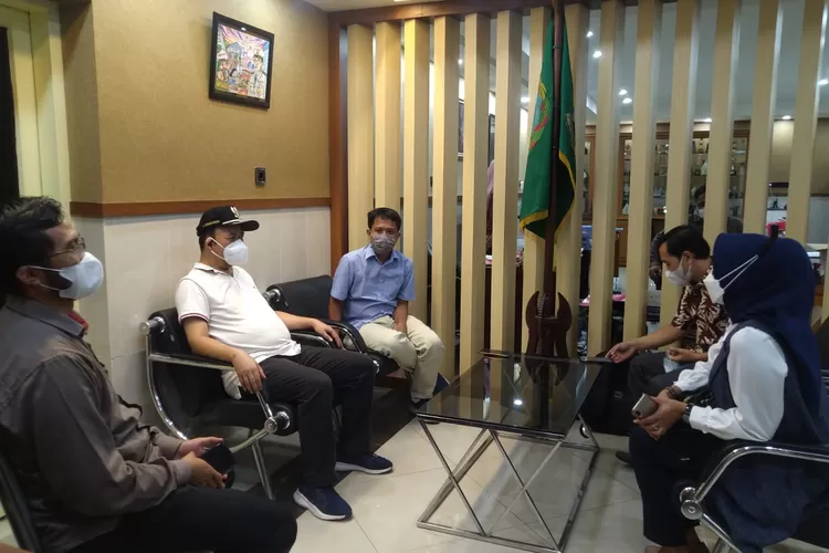 Rombongan perwakilan alumni Fisip Unsoed, saat menemui bupati di kantornya, Selasa  28 September 2021 (Humas Pemkab Banyumas)