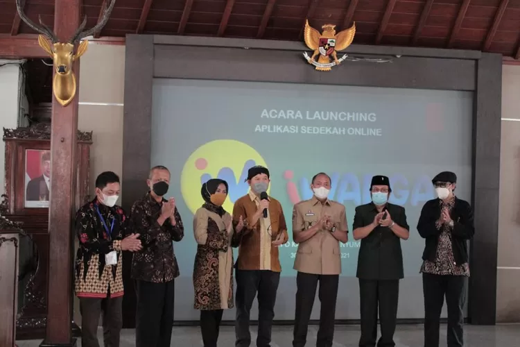 Bupati Banyumas Ir. Achmad Husein saat me-launching aplikasi iWarga di Pendopo Si Panji Purwokerto, Kamis, 30 September 2021 (Humas Pemkab Banyumas)