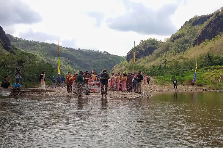 Warga Pedukuhan Jetis Gelar Merti Kali Oya.  (Foto: Arif Septoro Riza Marzuqi)