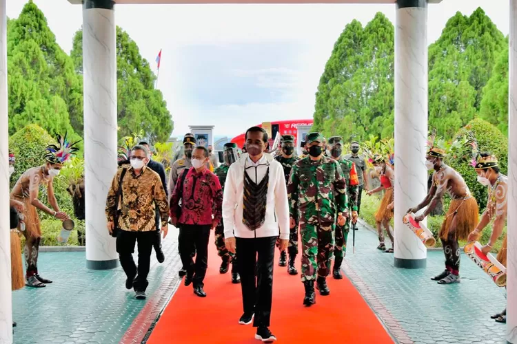 Presiden Jokowi dan rombongan tiba di Bandar Udara Sentani, Kabupaten Jayapura, Provinsi Papua, Jumat (01/10/2021) sore. (BPMI Setpres/Laily)  )