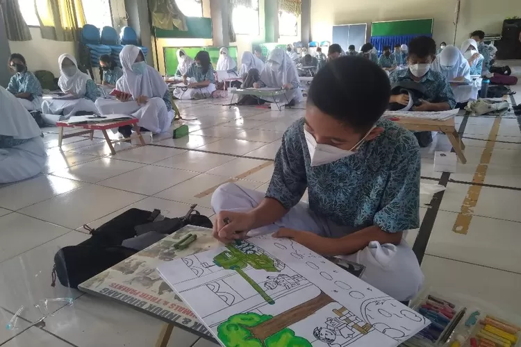 MEMBUAT KARIKATUR: Puluhan pelajar membuat gambar karikatur di SMP Negeri 21 Semarang dalam rangka HUT ke 44 tahun, Kamis (30/9). (suaramerdeka.com/Pamungkas Ashadi)
