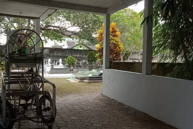 Di dekat makam di Mejing Kidul ini para driver ojek online kebingungan mencari alamat yang order makanan. (Foto: dokumentasi warga Mejing Kidul)