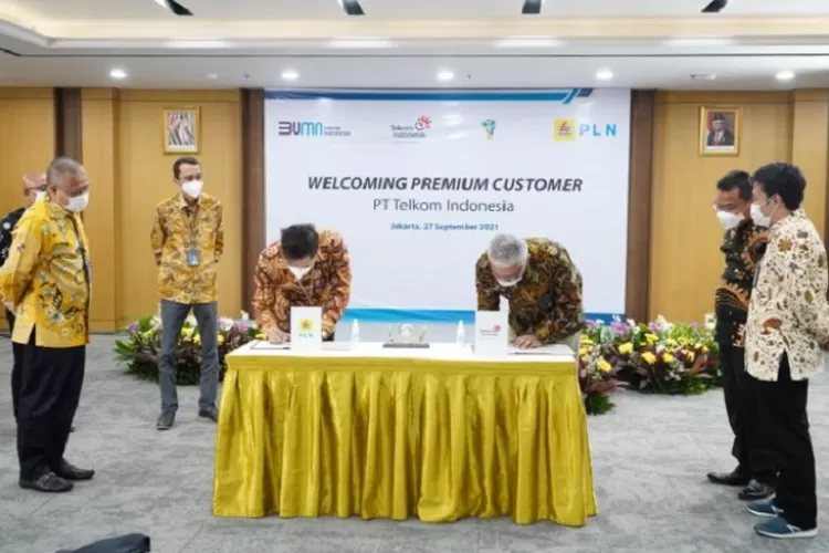 PLN dan Telkom tanda tangani kerjasama perjanjian jual beli listrik layanan premium untuk 21 STO yang diteken pada Senin, 27 September 2021 di kantor PLN Unit Induk Distribusi Jakarta Raya, Gambir.