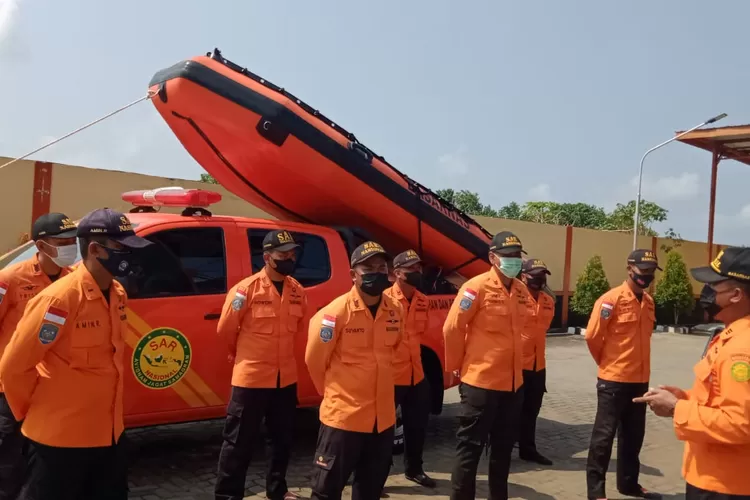 Upaya pencarian penjaring ikan yang tenggelam di Pantai Sumberjati Kecamatan Ambal Kabupaten Kebumen, Jawa Tengah, Sabtu (02/10/2021).  terus dilakukan tim Basarnas Cilacap. (Humas Basarnas Cilacap)