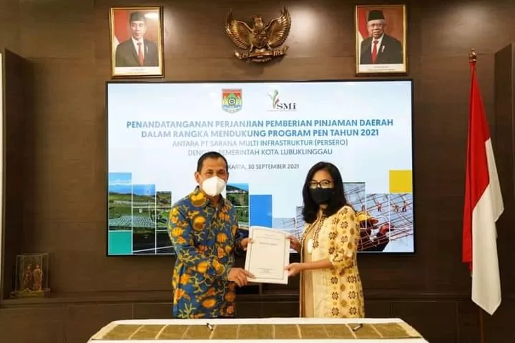 Wali Kota Lubuklinggau, H. SN Prana Putra Sohe [kiri] dan Direktur Pembiayaan dan Investasi PT SMI, Sylvi J. Gani [kanan] melakukan penandatanganan perjanjian pinjaman daerah dalam rangka mendukung program PEN 2021 - (Dok. Diskominfo Lubuklinggau)