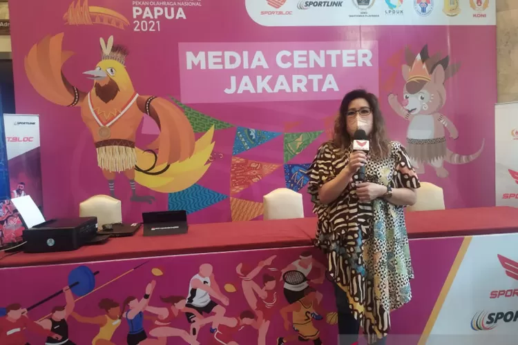 Mantan atlet renang nasional Shelly Selowati saat menyampaikan keterangannya di Media Center PON XX/2021 Papua, JCC Senayan, Jakarta, Sabtu (2/10/2021). ( ANTARA/HO-Media Center PON XX/2021 Papua)
