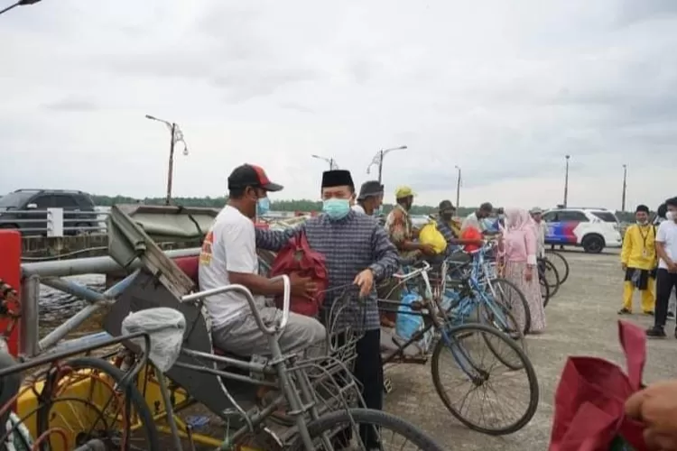 Gubernur Jambi AL Haris Sempatkan Diri Bagi-bagi Sembako kepada Tukang Becak di Kuala Tungkal (Foto Diskominfo Jambi)