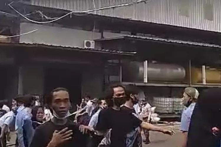 Kebakaran Pabrik di Jalan Sudirman, Bandung (Foto: Gorajuara/Diskar PB Kota Bandung)
