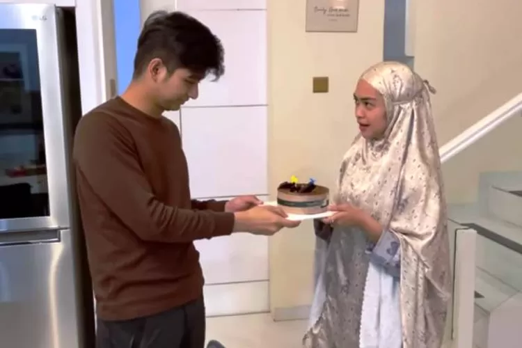 Ria Ricis memberikan kue ulang tahun ke Teuku Ryan.