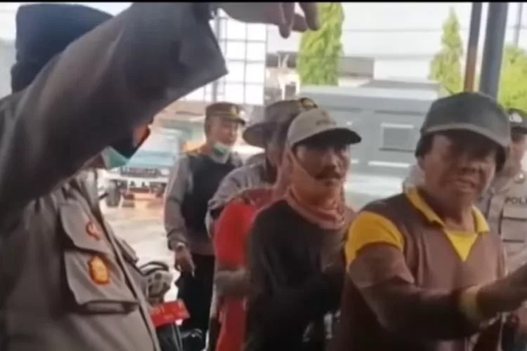 Polisi menangkap beberapa masas yg terbiat bentrok denga  warga (Youtube I News)