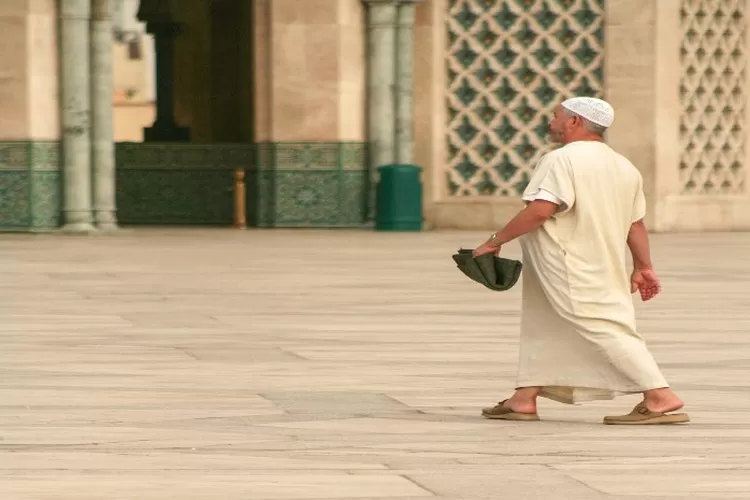 gambar Ilustrasi hendak melakukan amalan ibadah (https://pixabay.com/id/photos/maroko-casablanca-masjid-pria-doa-357301/)