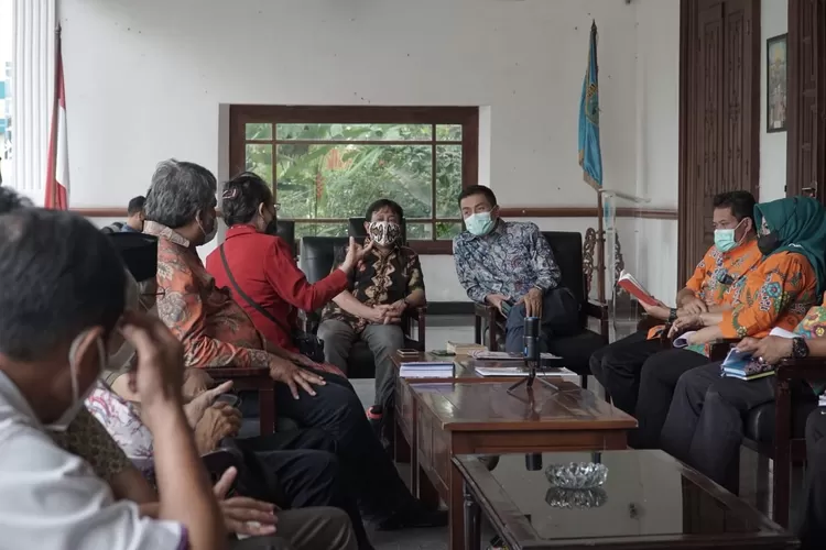 Tim UKSW Salatiga Audens dengan Walikota Salatiga tentang Usulan Gelar Pahlawan Nasional Salah Satu Pendiri UKSW.  ((Dokumen Humas UKSW Salatiga) )