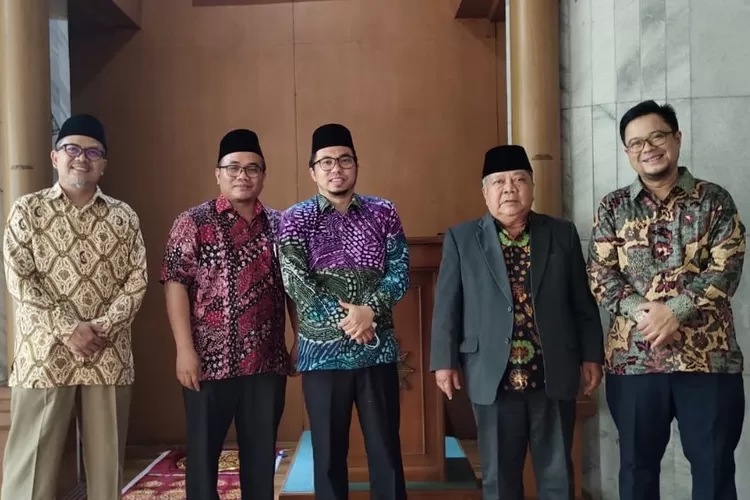 Atase Agama Kedutaan Besar (Kedubes) Malaysia di Jakarta Shaikh Muhammad Naqzrul (tengah) berfoto bersama dengan para peringgi PP PERSIS - Foto: Istimewa