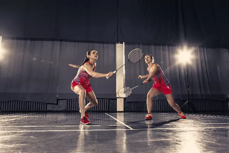 Ilustrasi permainan badminton (https://www.freepik.com/free-photo/young-women-playing-badminton-gym_8924218.htm#page=1&amp;query=badminton&amp;position=45&amp;from_view=search)
