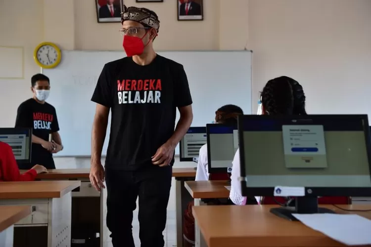 Menteri Pendidikan, Kebudayaan, Riset, dan Teknologi (Mendikbudristek) Nadiem Anwar Makarim saat meninjau Asesmen Nasional di Badung, Bali, Kamis (7/10/2021)  ((ANTARA/BKHM Kemendikbudristek))