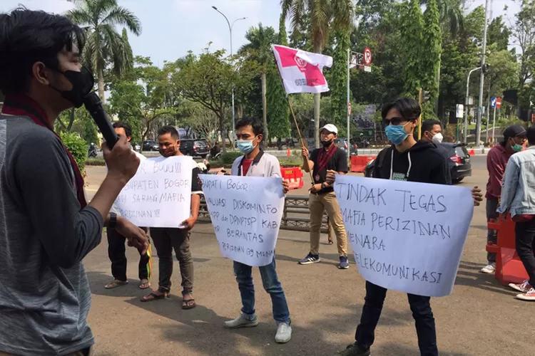 OKP Inspira menggelar Aksi depan kantor Bupati Bogor (Bogor Times)