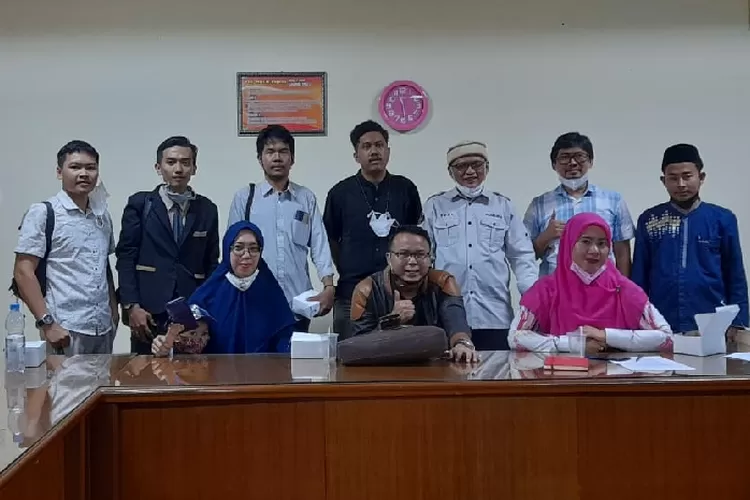 Rektorat UIKA Bogor bersama Kuasa Hukum Korban Penganiayaan dari Sembilan Bintang Partners Law Firm tengah berfose. (Rosyka/Bogor Times)
